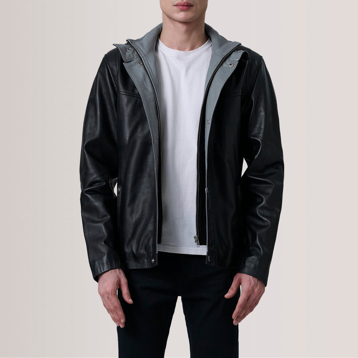 
Henrik Grey Suede Cafe Racer For Men in Grey Goatskin Suede - Elölnézet & testre szabott sziluett | Online vásárlás