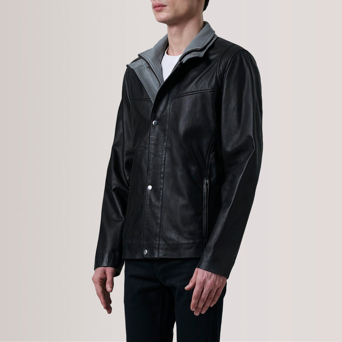 
Henrik Grey Suede Cafe Racer For Men - Oldalnézet az ergonomikus ujjkialakítással