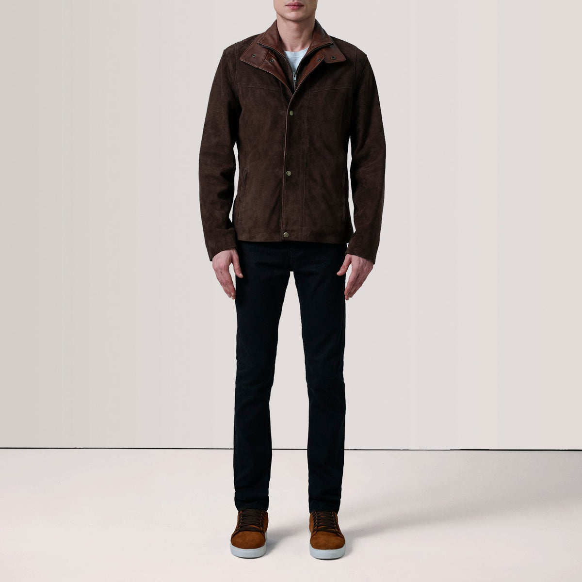 
Viselési perspektíva:  Henrik Grey Suede Cafe Racer For Men modellen természetes nappali fényben
