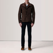 
Viselési perspektíva:  Henrik Grey Suede Cafe Racer For Men modellen természetes nappali fényben