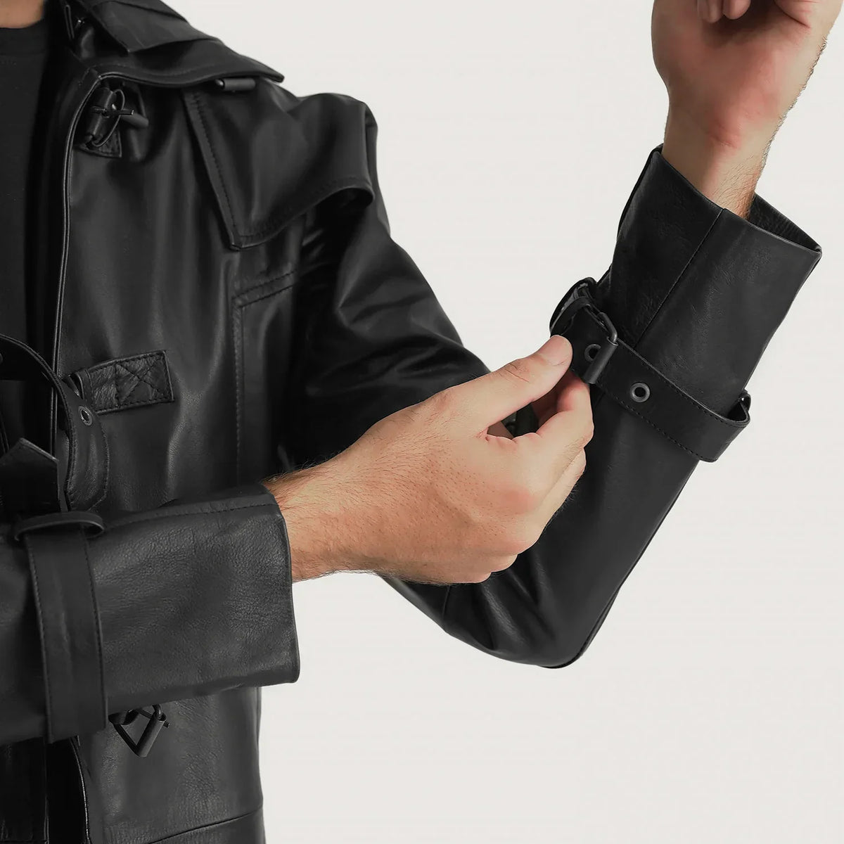 
Közeli részlet of Shirt collar with a large hood & Belted Hardware on Huntsman Fekete Hooded Bőr Viharkabát Férfi