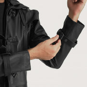 
Közeli részlet of Shirt collar with a large hood & Belted Hardware on Huntsman Fekete Hooded Bőr Viharkabát Férfi