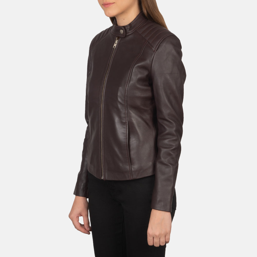 
Viselési perspektíva:  Kelsee Navy Blue Suede Biker Jacket modellen természetes nappali fényben
