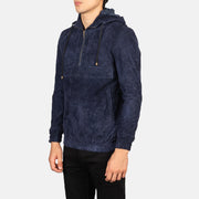 
Viselési perspektíva:  Kenton Hooded Blue Suede Pullover Jacket modellen természetes nappali fényben
