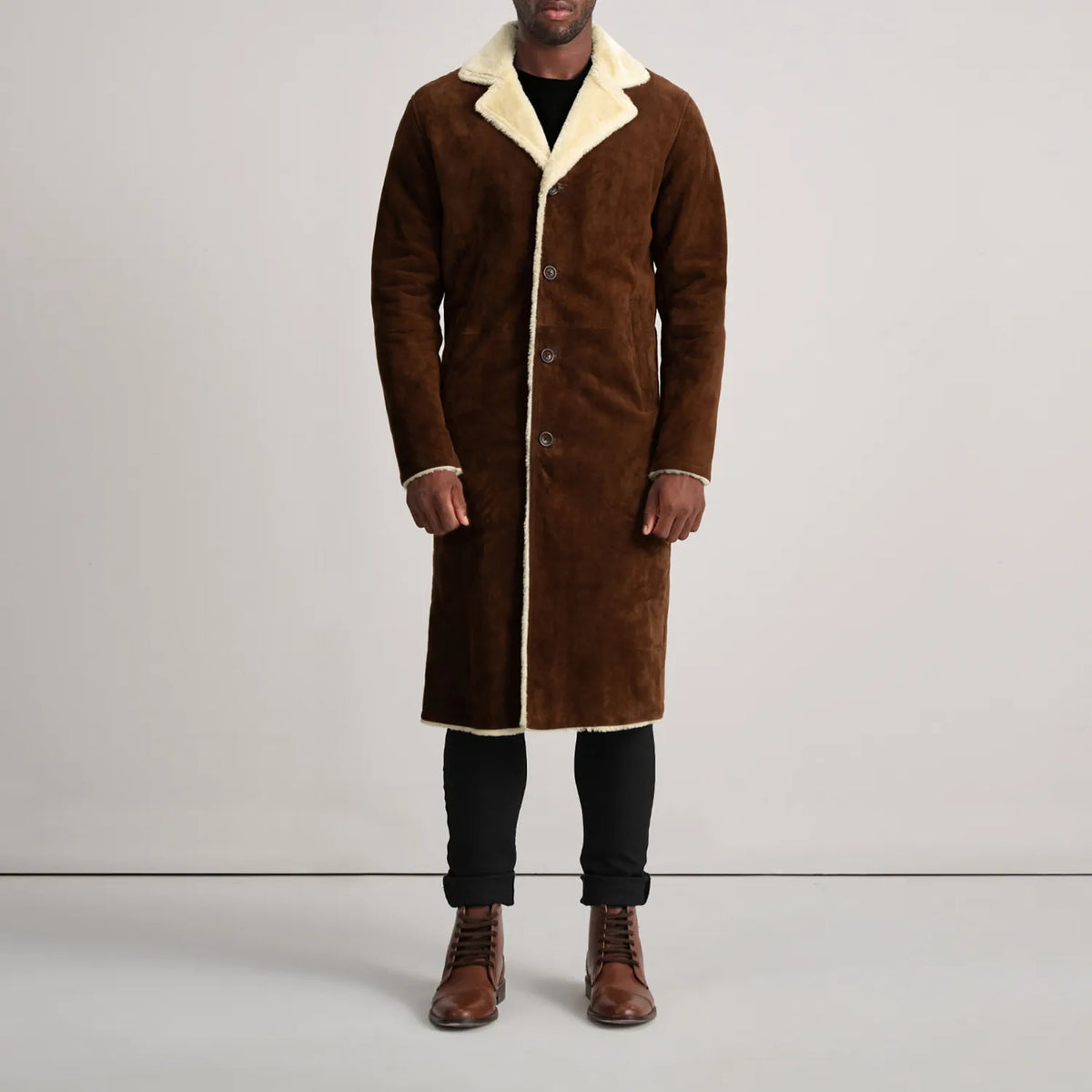 
Kolby Brown Suede Shearling Long Coat - Oldalnézet az ergonomikus ujjkialakítással
