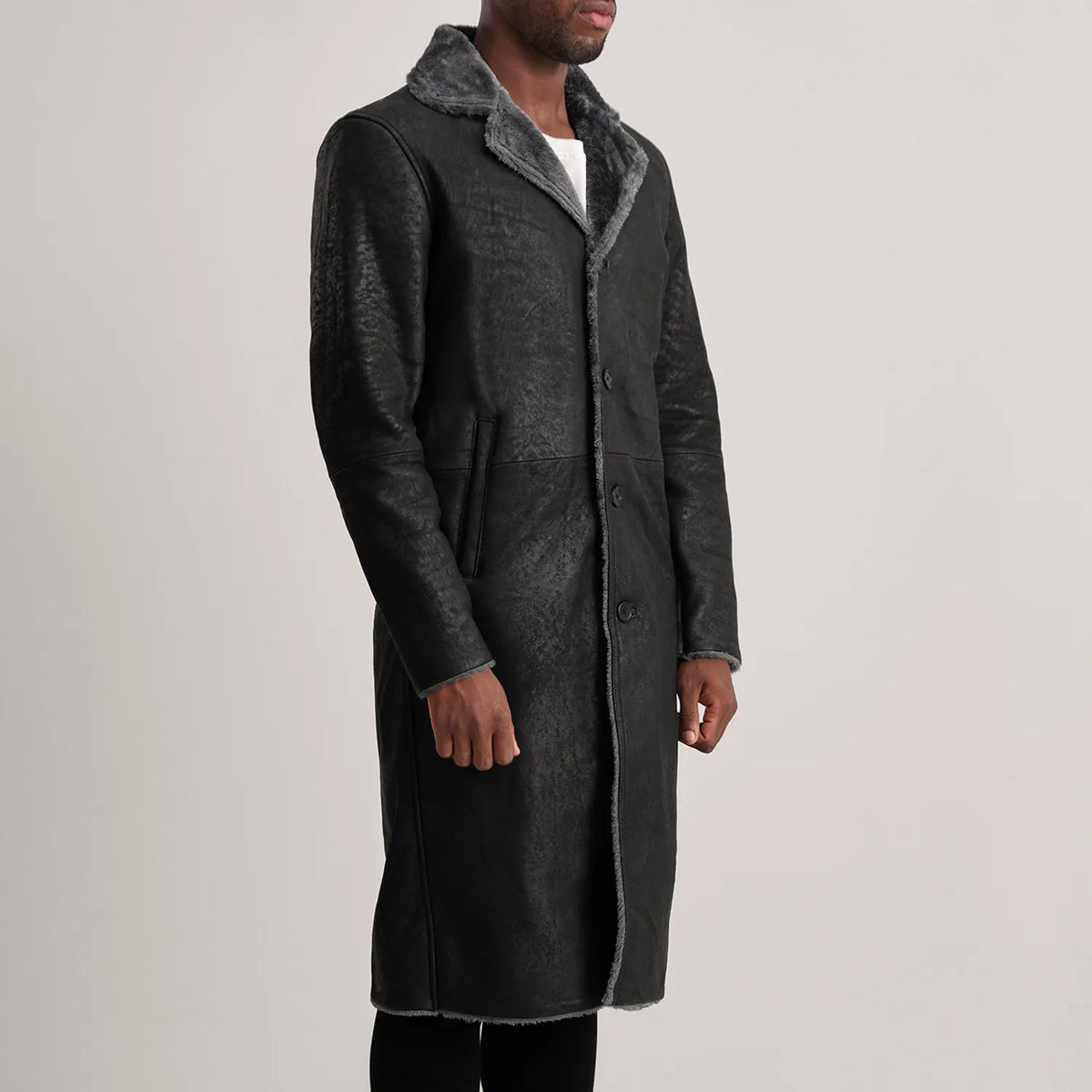 
Distressed Black Sheepskin Snuffed Aviator Jacket - Hátulnézet precíz vállilleszkedéssel és tiszta szegéllyel