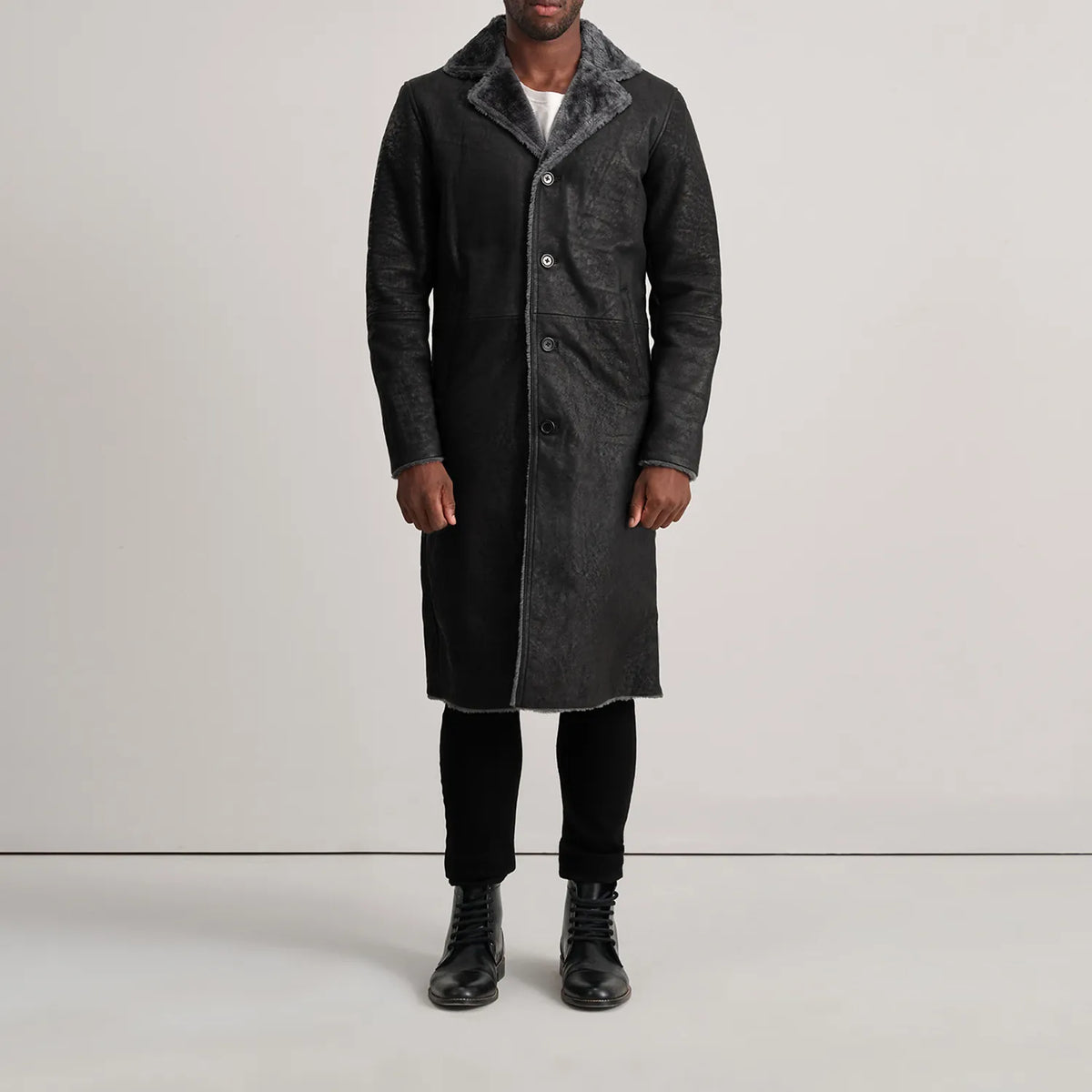 
Kolby Distressed Black Shearling Long Coat - Oldalnézet az ergonomikus ujjkialakítással