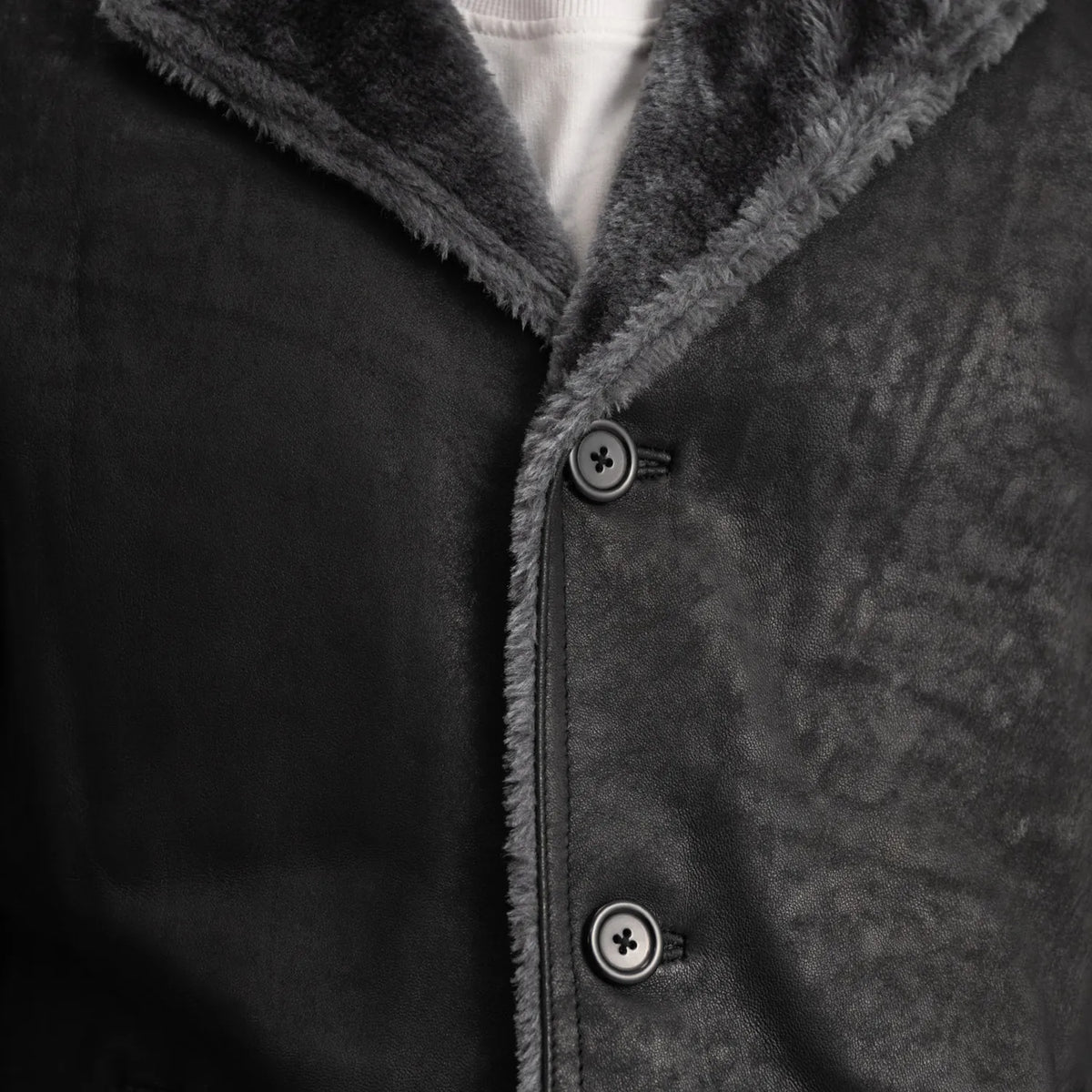 
Közeli részlet of Notch & Button Hardware on Kolby Distressed Black Shearling Long Coat