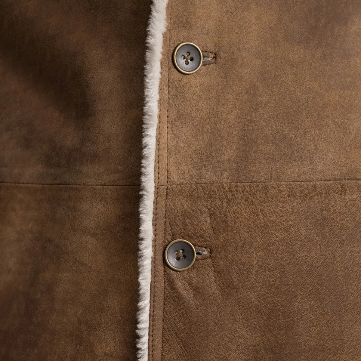 
Közeli részlet of Notch & Button Hardware on Kolby Distressed Brown Shearling Long Coat