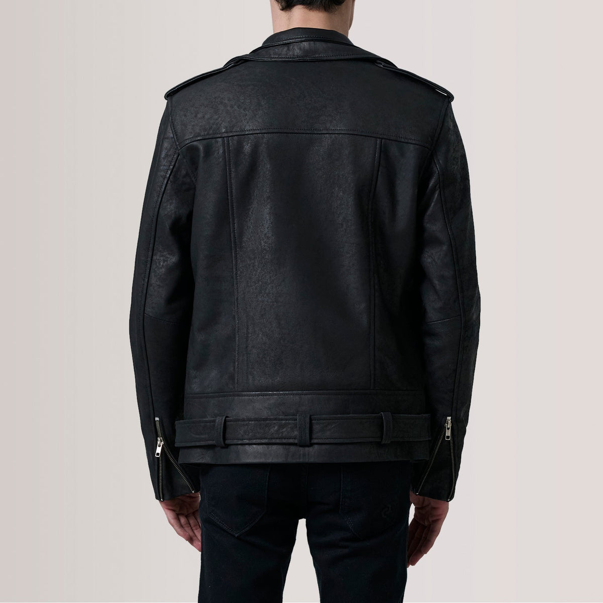 
Közeli részlet of Notch & Zipper & Waist Straps Hardware on Kole Distressed Fekete Leather Double Rider Bőrdzseki Férfi