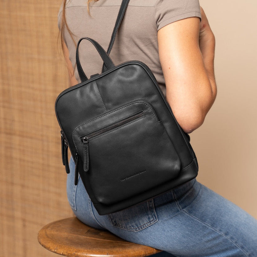 Floran Full-Grain Leather Backpack női