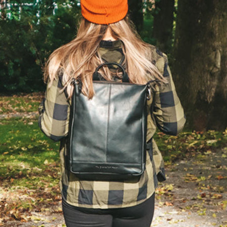 Saar Full-Grain Leather Backpack női