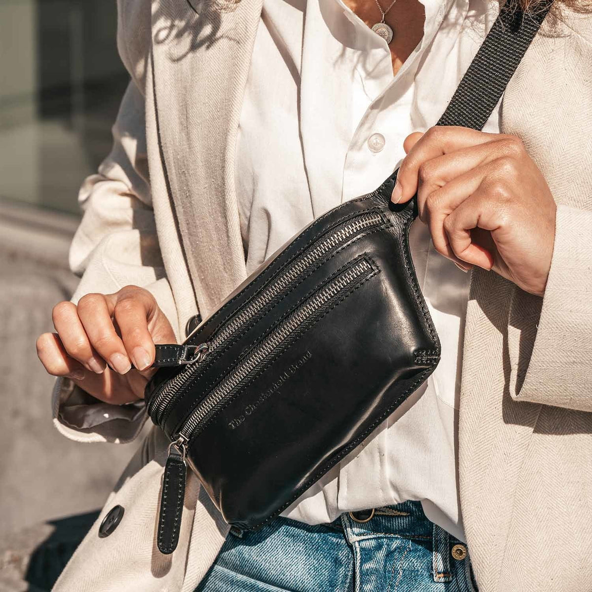 
Classic 100% Full-Grain leather Bag - Hátulnézet megerősített bőrpántokkal
