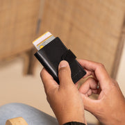 
Classic 100% Full-Grain Leather Card Holder - Hátulnézet megerősített bőrpántokkal