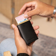 
Classic 100% Full-Grain Leather Card Holder - Hátulnézet megerősített bőrpántokkal
