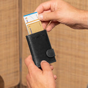 
Classic 100% Full-Grain Leather Card Holder - Hátulnézet megerősített bőrpántokkal