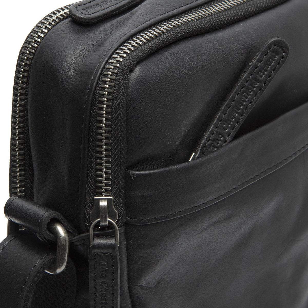 
Solid Antique Brass Hardware & Heavy-Duty Dual Zipper Detail on Alva Bőr keresztpántos táska
