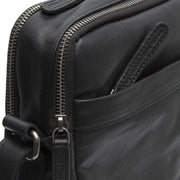 
Solid Antique Brass Hardware & Heavy-Duty Dual Zipper Detail on Alva Bőr keresztpántos táska
