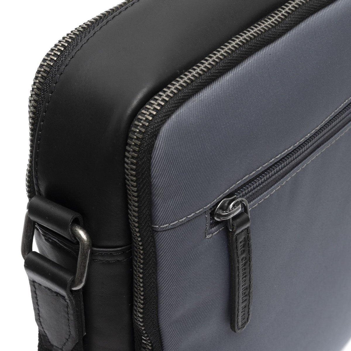 
Belső bélés nézet Showing Dedicated Padded Laptop Sleeve & Multi-Compartment Organization