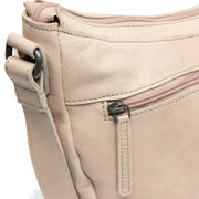 
Solid Antique Brass Hardware & Heavy-Duty Dual Zipper Detail on Clarita Bőr keresztpántos táska