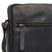 
Solid Antique Brass Hardware & Heavy-Duty Dual Zipper Detail on Montira Bőr keresztpántos táska