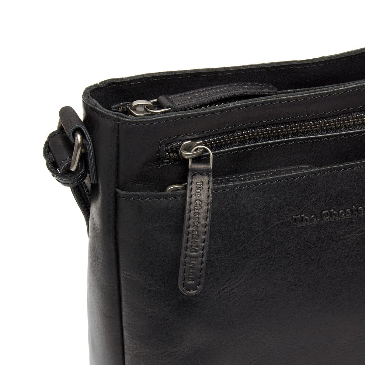 
Solid Antique Brass Hardware & Heavy-Duty Dual Zipper Detail on Mumbai Bőr keresztpántos táska