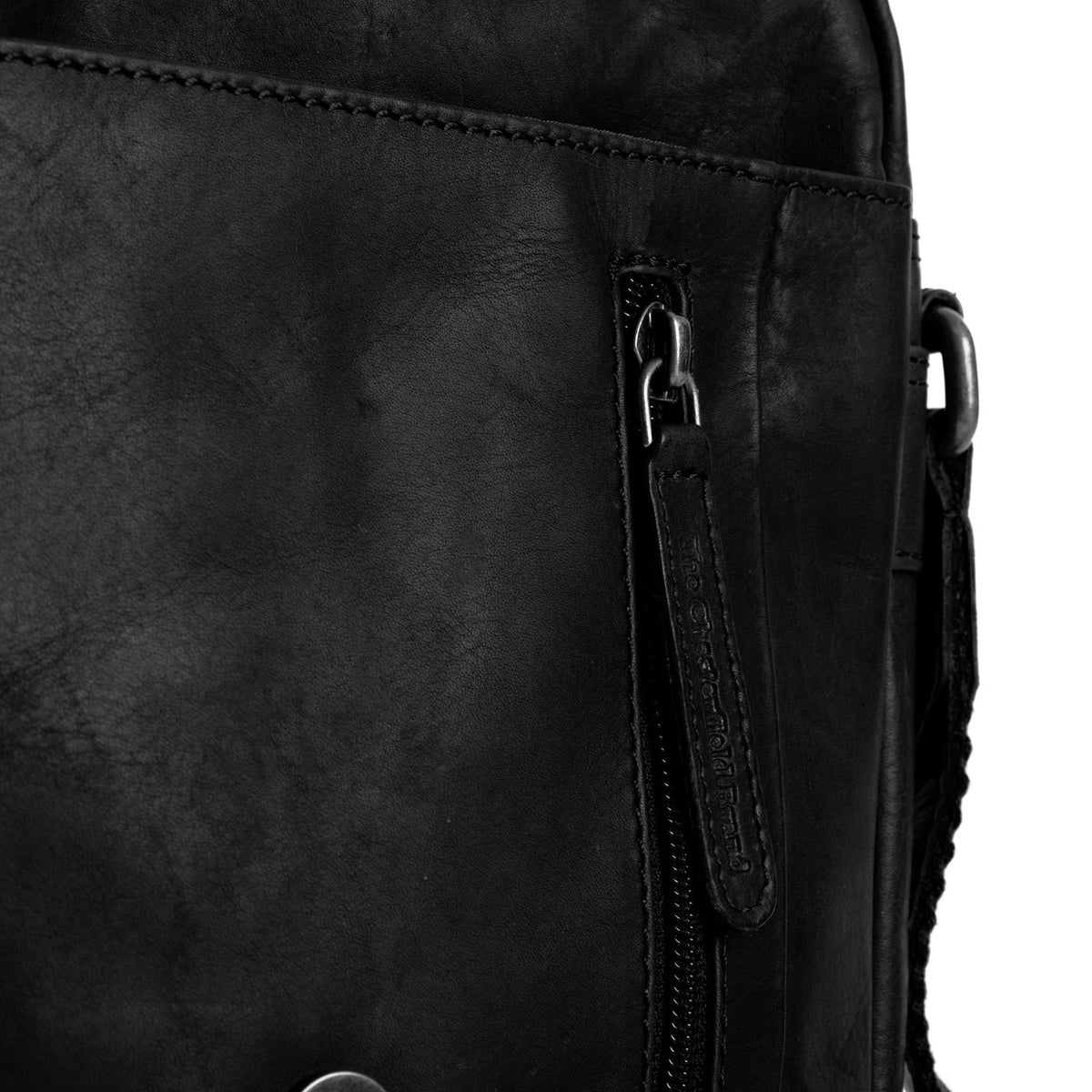
Solid Antique Brass Hardware & Heavy-Duty Dual Zipper Detail on Remy Bőr keresztpántos táska