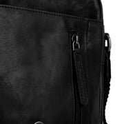 
Solid Antique Brass Hardware & Heavy-Duty Dual Zipper Detail on Remy Bőr keresztpántos táska