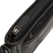 
Solid Antique Brass Hardware & Heavy-Duty Dual Zipper Detail on Southampton Bőr keresztpántos táska