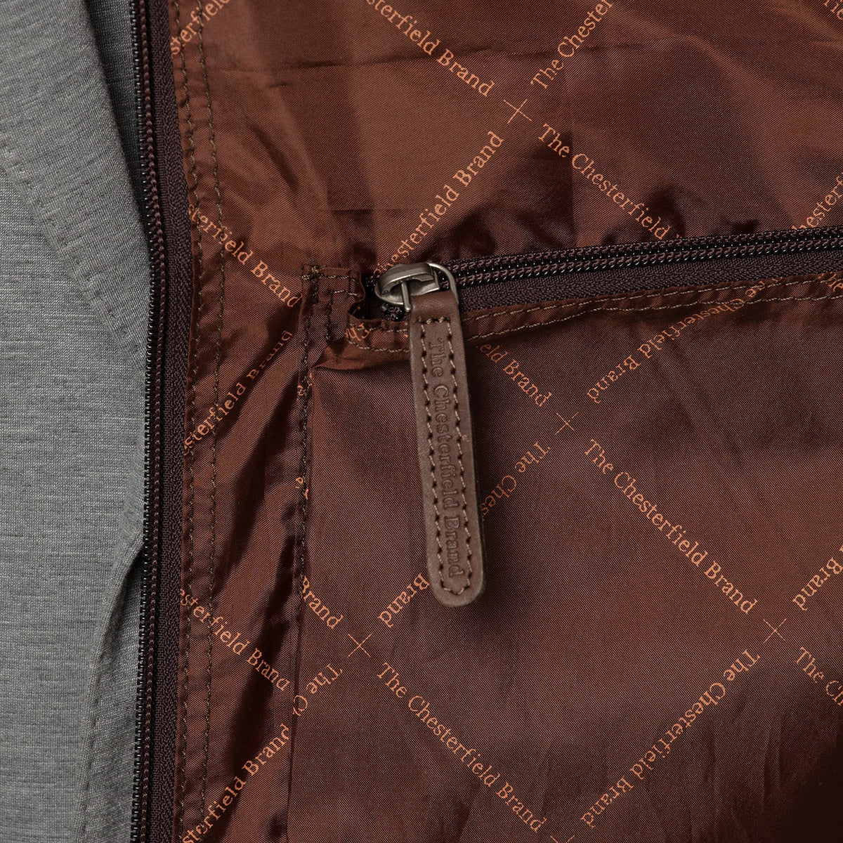 
Viselési perspektíva:  Leather Garment Bag Josh modellen természetes nappali fényben
