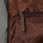 
Viselési perspektíva:  Leather Garment Bag Josh modellen természetes nappali fényben