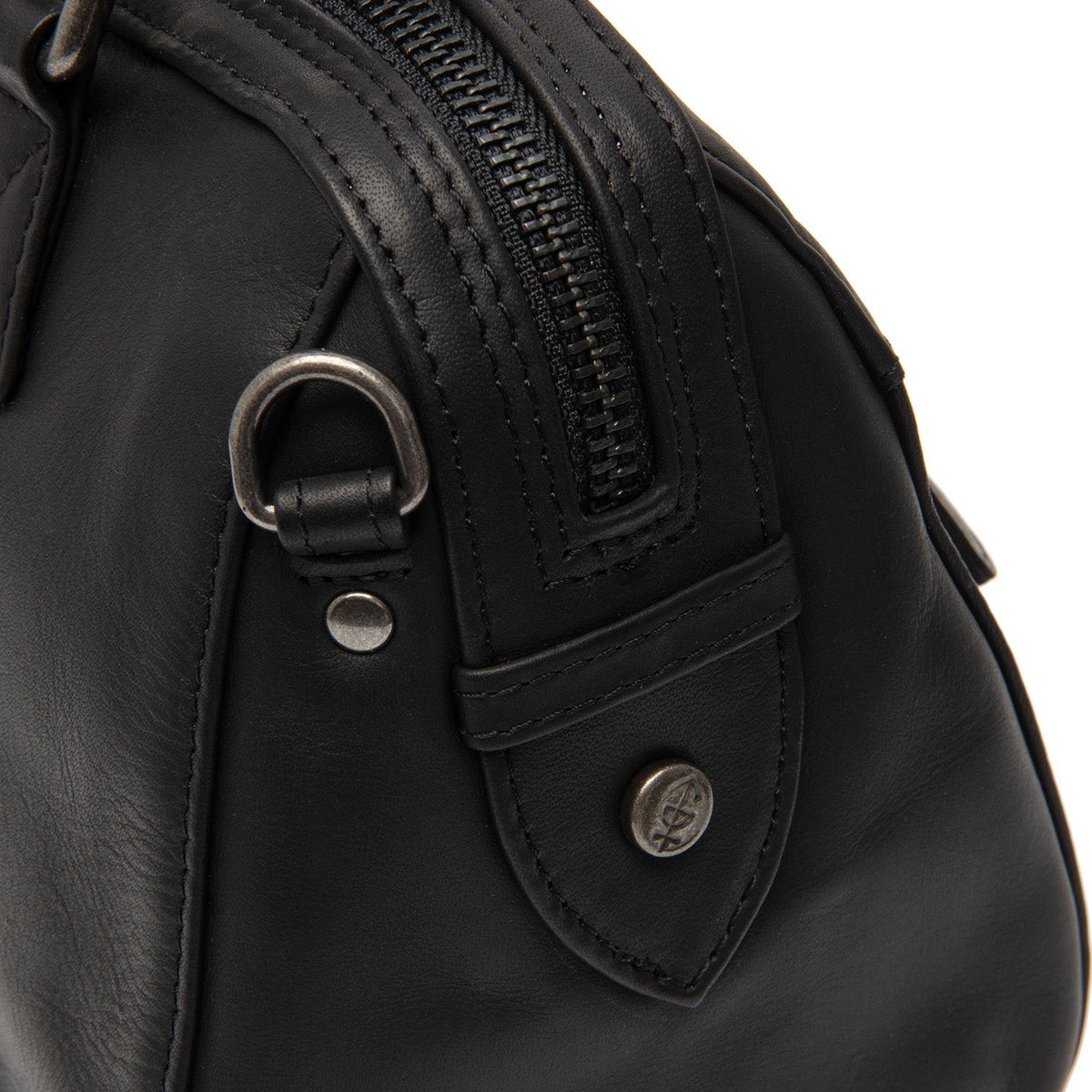 
Közeli részlet of Classic Collar & Heavy-Duty Zipper Hardware on Dalford Bőr kézitáska