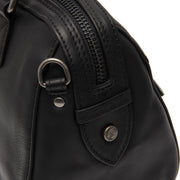 
Közeli részlet of Classic Collar & Heavy-Duty Zipper Hardware on Dalford Bőr kézitáska
