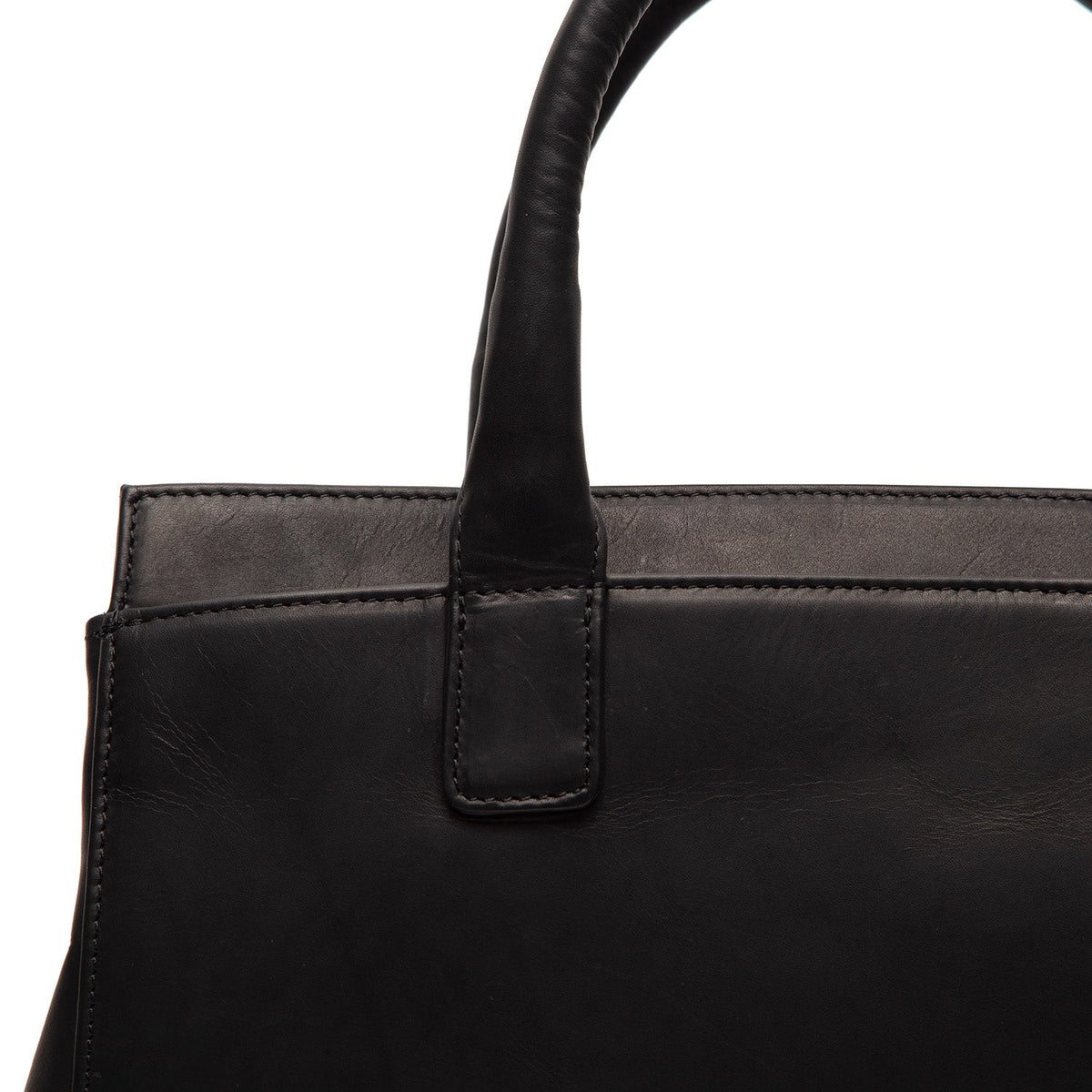Közeli részlet of Classic Collar & Heavy-Duty Zipper Hardware on Garda Full-Grain Leather Handbag