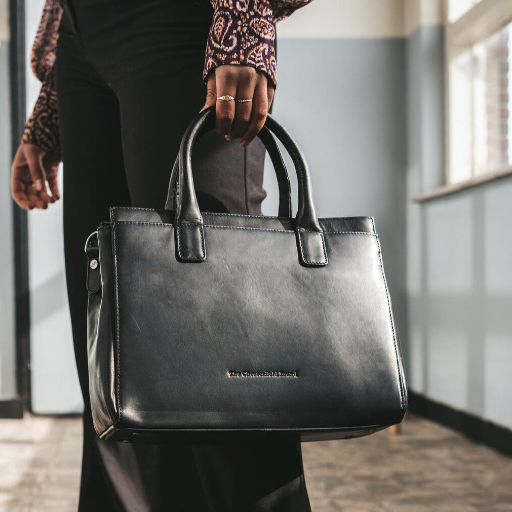 Classic 100% Full-Grain leather Goods - Hátulnézet precíz vállilleszkedéssel és tiszta szegéllyel