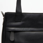 
Classic 100% Full-Grain leather Goods - Hátulnézet precíz vállilleszkedéssel és tiszta szegéllyel