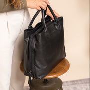 
Classic 100% Full-Grain leather Goods - Hátulnézet precíz vállilleszkedéssel és tiszta szegéllyel