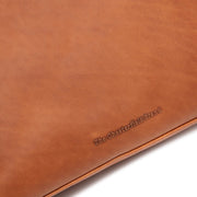 
Classic 100% Full-Grain leather Goods - Hátulnézet precíz vállilleszkedéssel és tiszta szegéllyel