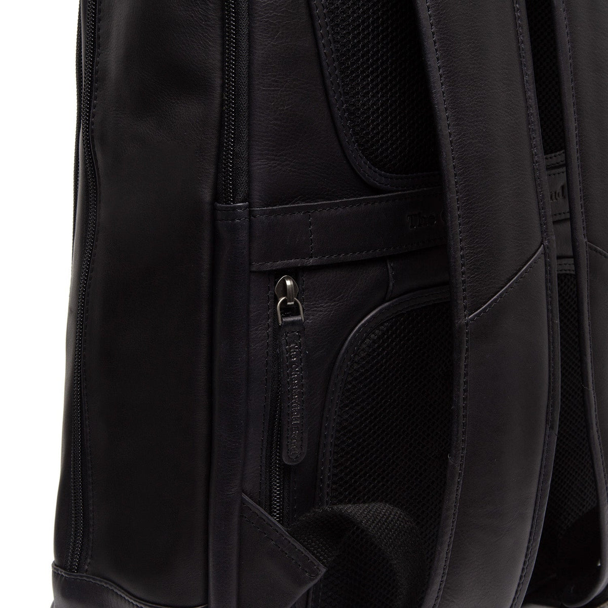 
Solid Antique Brass Hardware & Heavy-Duty Dual Zipper Detail on Detroit Bőr laptophátizsák