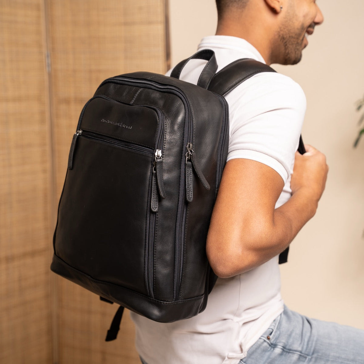 
Classic 100% Full-Grain leather Backpack - Hátulnézet megerősített bőrpántokkal