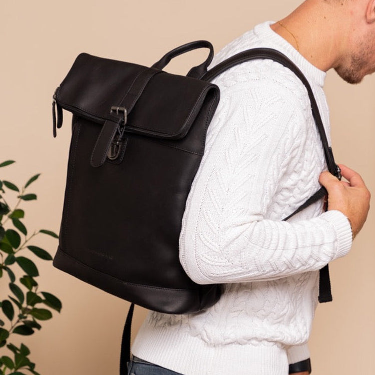 Classic 100% Full-Grain leather Backpack - Hátulnézet megerősített bőrpántokkal