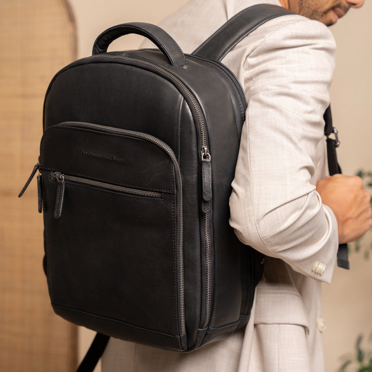 Classic 100% Full-Grain leather Backpack - Hátulnézet megerősített bőrpántokkal