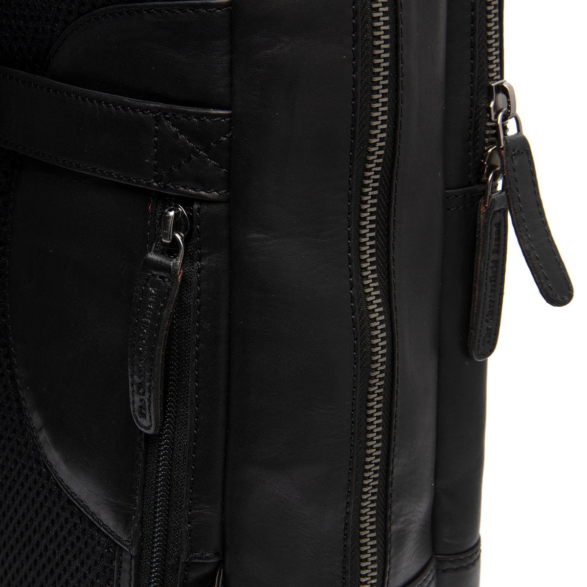 
Solid Antique Brass Hardware & Heavy-Duty Dual Zipper Detail on Nicola Bőr laptophátizsák