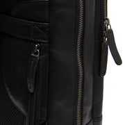 
Solid Antique Brass Hardware & Heavy-Duty Dual Zipper Detail on Nicola Bőr laptophátizsák