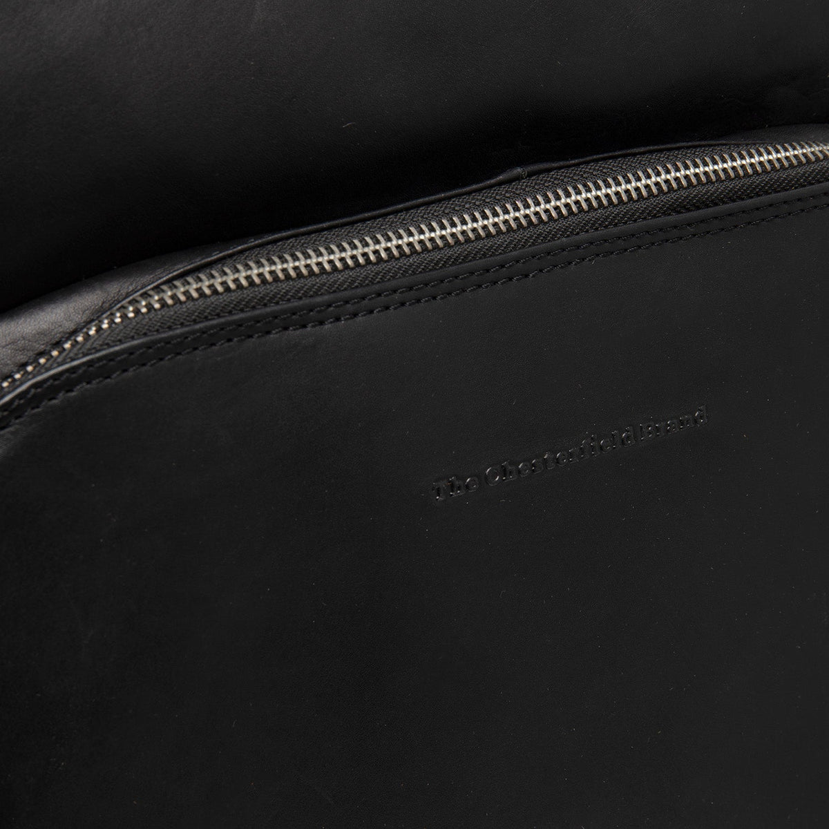 
Belső bélés nézet Showing Dedicated Padded Laptop Sleeve & Multi-Compartment Organization