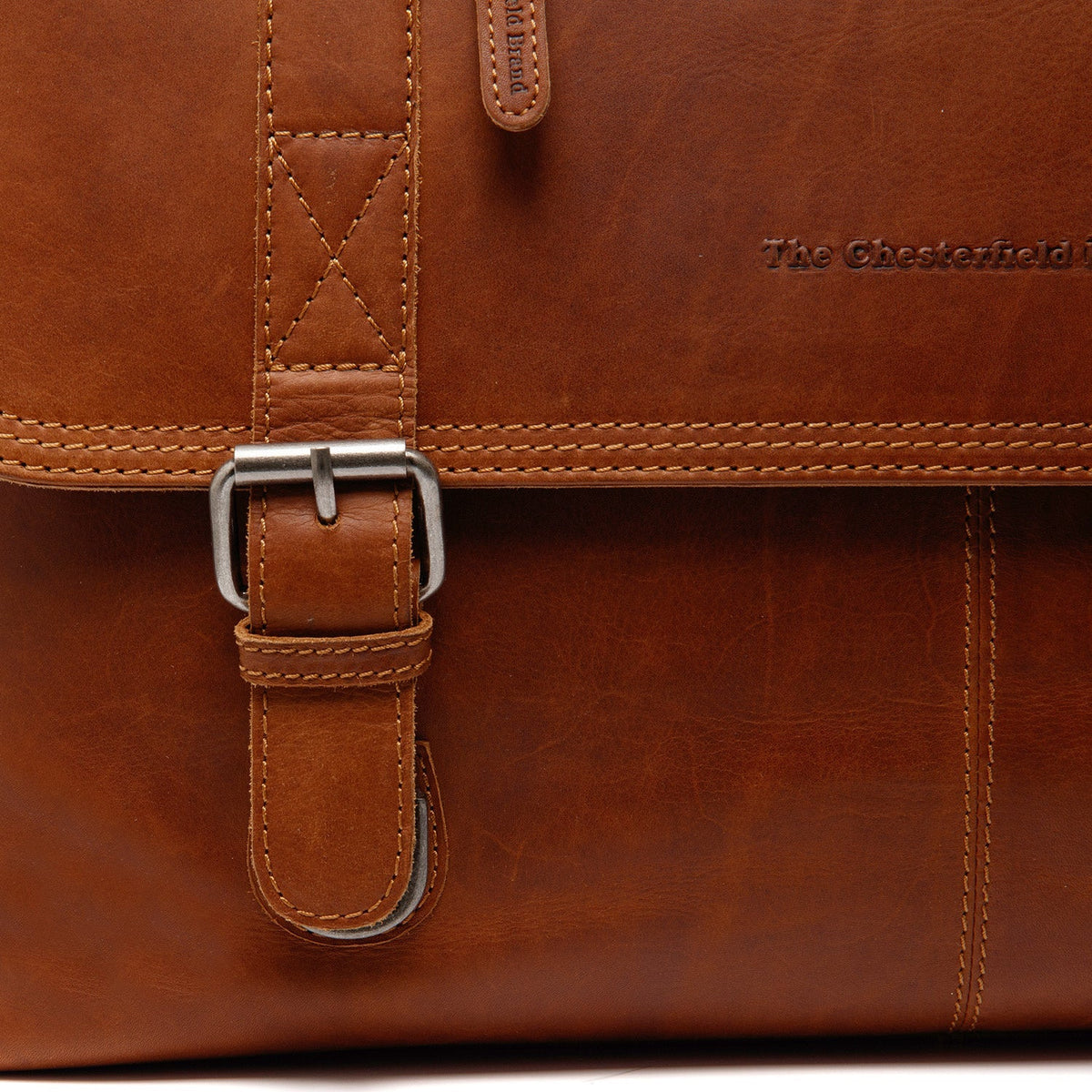 
Solid Antique Brass Hardware & Heavy-Duty Dual Zipper Detail on Imperia Bőr laptoptáska