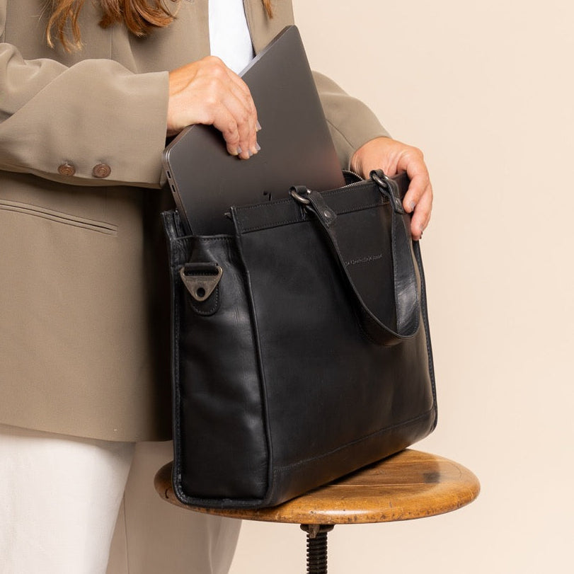Manly Full-Grain Leather Laptop Bag - Strukturált oldalprofil a belső mélységgel
