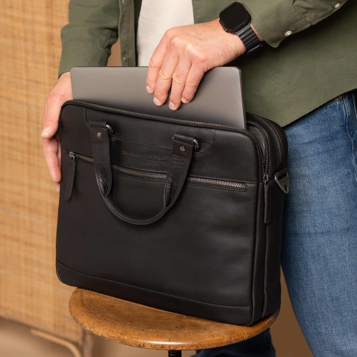 
Classic 100% Full-Grain leather Briefcase - Hátulnézet megerősített bőrpántokkal
