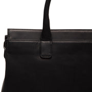 
Solid Antique Brass Hardware & Heavy-Duty Dual Zipper Detail on Rivera Bőr laptoptáska