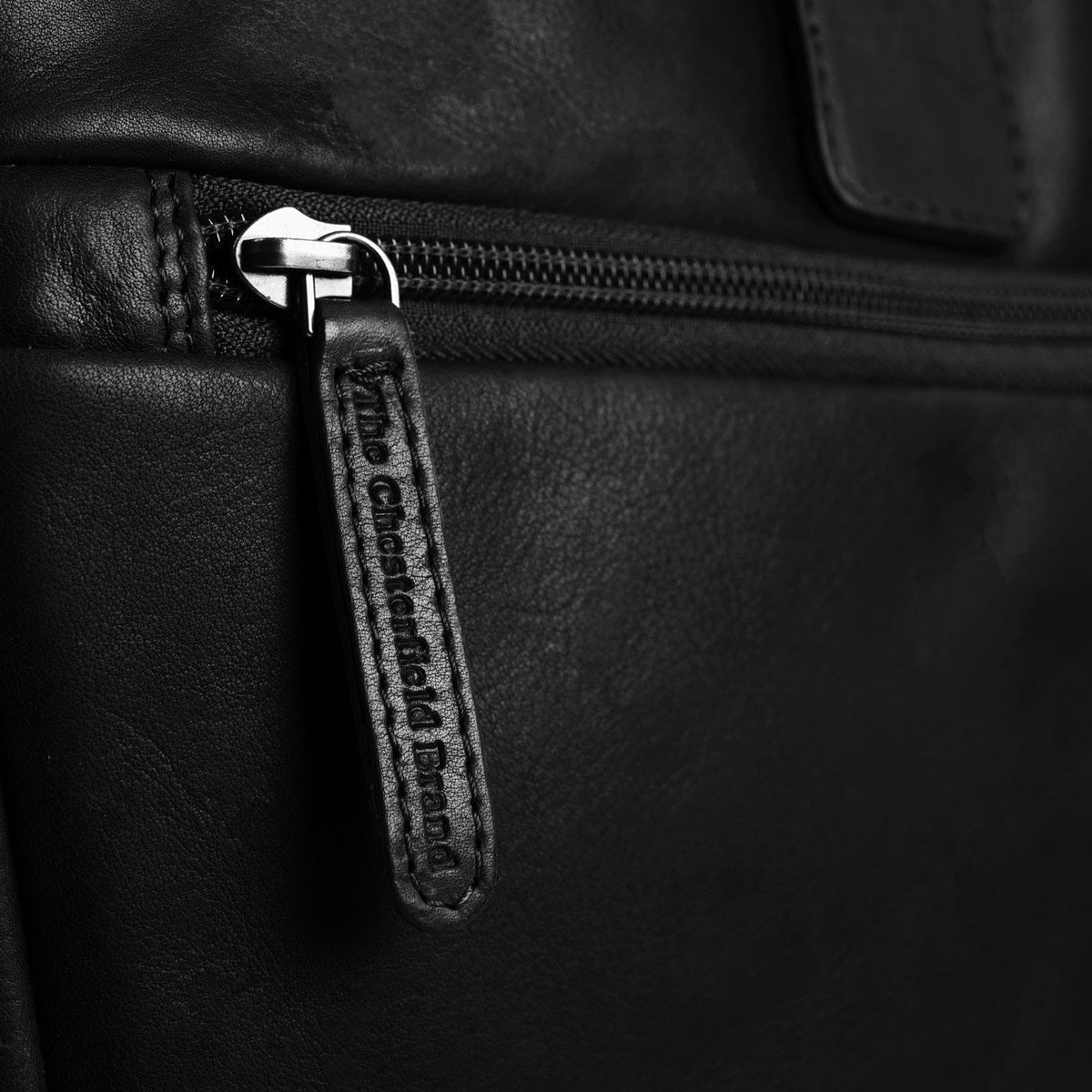 Belső bélés nézet Showing Dedicated Padded Laptop Sleeve & Multi-Compartment Organization